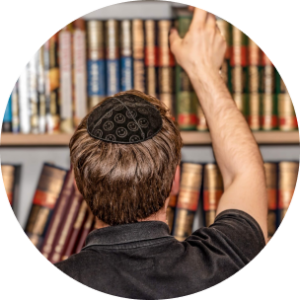 איש מוציא ספר הלכה מהארון