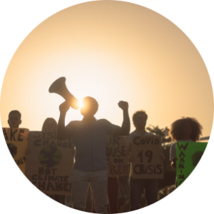 קבוצת אנשים מחזיקים שלטים ומגפון במחאה